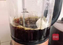 Illustration of how to make caramel pearl black tea latte 5