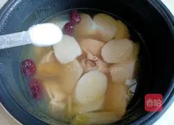 Illustration of how to make chicken soup with red dates and yam 10