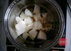 Illustration of how to make autumn pear, lily and white fungus soup 4