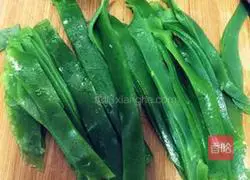 Illustration of how to make spinach cold skin 8