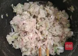 Illustration of how to make steamed dumplings with big meat and cabbage 3