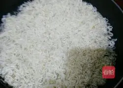 Three shredded fried noodles recipe illustration 3