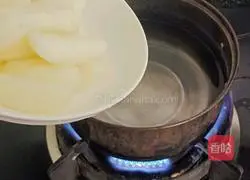 Illustration of how to make rock sugar and snow pear syrup 3