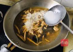 Illustration of how to make spicy and sour pork soup 4