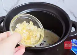 Illustration of how to make peach gum, saponin and rice stewed in milk 11