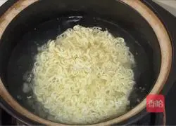 Illustration of Spicy Stir-fried Instant Noodles 5