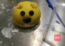 Illustration of how to make pumpkin and bear bean paste buns 9