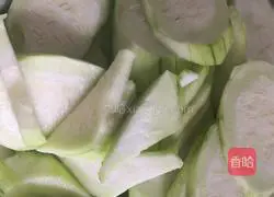 Illustration of how to make loofah tofu soup 1