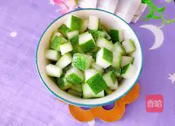 Illustration of making winter melon peel and dragon fruit sweet soup 2