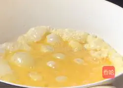 Illustration of how to make scrambled eggs with green and red peppers and mushrooms 6