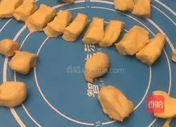 Illustration of how to make bacon, chive and shredded buns 9