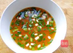 Illustration of making spicy and sour egg noodles 5