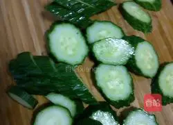 Illustration of how to make cucumber and banana intestinal juice 3