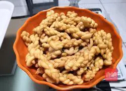 Illustration of how to make crispy twists 18