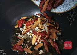 Illustration of how to make peach gum, red dates and barley soup 7