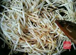 Illustration of how to make spicy bean sprouts and pork noodles 6