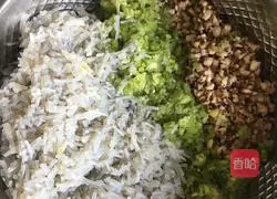 Illustration of how to make celery, mushroom, pork and vermicelli dumplings 1