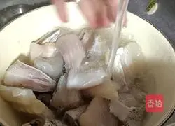 Illustration of how to make carrot and fish soup 1