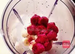Illustration of how to make dragon fruit banana yogurt cup 3