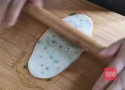 Illustration of how to make scallion pancake (dumpling skin version) 6 