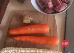 Illustration of how to make carrot, corn and pork bone soup 1