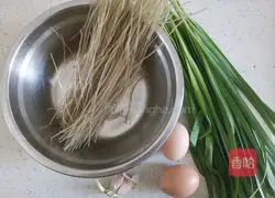Illustration of how to make fried vermicelli with chives and eggs 1
