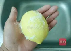 Illustration of how to make lemon honey water 1