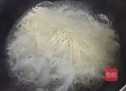 Illustration of how to make mushroom and oyster sauce noodles 4