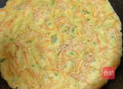 Illustration of how to make carrot and green pepper egg pancake 8