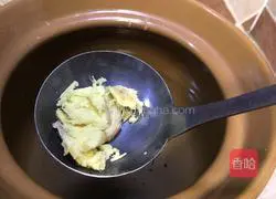 Illustration of how to make native chicken soup with fresh bamboo shoots and black bear paw fungus 4