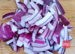 Illustration of how to make shredded mixed vegetables and pork for treating loss of appetite 4