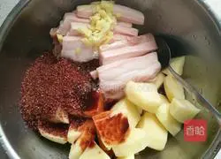 Illustration of how to make steamed pork with fermented bean curd and powder 3