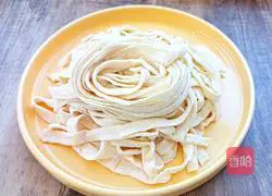 Illustration of hand-rolled noodles 16