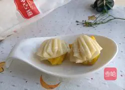 Illustration of how to make two-color flower rolls 14