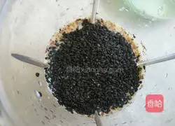 Illustration of how to make black sesame and walnut milk 8