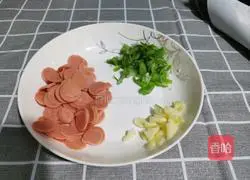 Illustration of how to make fried instant noodles 1