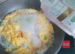 Illustration of how to make shrimp skin and loofah egg soup 9