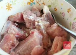 Illustration of how to make salt and pepper spareribs 2