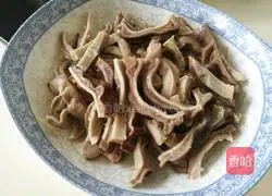 Illustration of how to make Sishen Pork Belly Soup 2