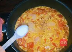 Illustration of how to make tomato and egg drop soup 14