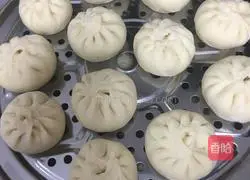 Illustration of how to make cabbage and pork buns 4