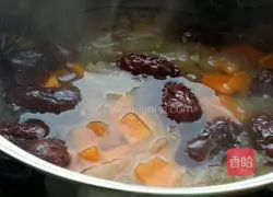 Illustration of how to make jujube, tremella and papaya soup 5