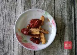Illustration of how to make healthy red dates, peanuts and lotus seeds soy milk 3