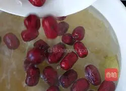 Illustration of how to make Tremella and Snow Pear Soup 9