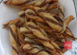 Illustration of how to eat hand cake snacks 3