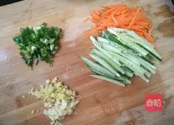 Illustration of how to make a large bowl of wide noodles 2