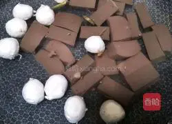 Illustration of how to make vegetable, meatball and beef blood soup 1