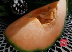 Illustration of how to make cantaloupe juice 1