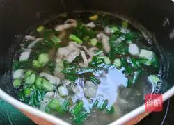 Illustration of how to make shredded mustard pork soup 11