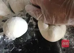 Illustration of how to make onion and pork buns 14